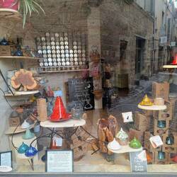 Große Auswahl an schöner Deko - Spiegelung der Hintergrund-Gasse im Schaufenster
