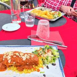 Seeteufel mit Mandelsauce, flambiert mit Cognac an Reis und Salat