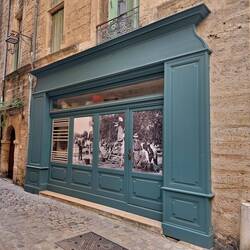 Alte Fotos schmücken Fenster und Fassaden