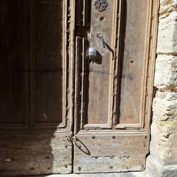 Sehr alte Tür mit provisorischem Zugang