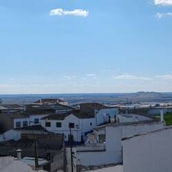 Im Hintergrund weitere Mühlen