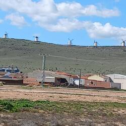Die ersten Windmühlen sind in der Ferne zu sehen
