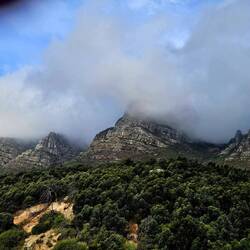 Einer der 12 Apostel schaut aus der Wolkendecke