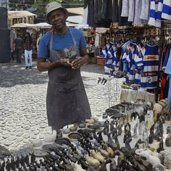 Beim Souvenir kaufen