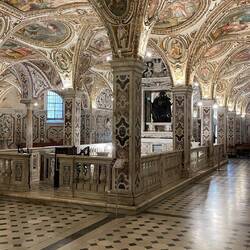 hinab in die prächtige Krypta des Heilgen Matthäus