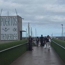 Fußgängerbrücke zwischen Hafen und Stadt