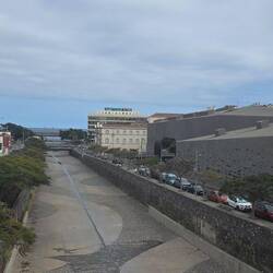 Ausgetrocknetes Flußbett, rechts Museum