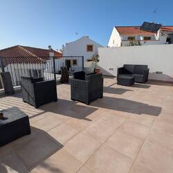 Ohne Frühstück, dafür mit Dachterrasse. Und Café direkt gegenüber. 👏🏽😃