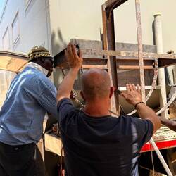 Die Halterung wird angeschweißt