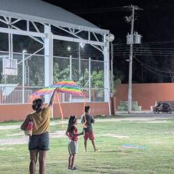 Abends füllt sich der Platz, tagsüber ist es zu warm