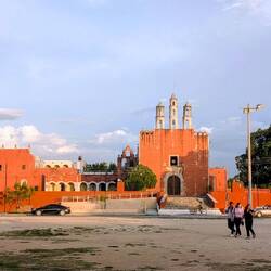 Hier in Holúm waren wir vor einem Jahr. Hauptplatz & Kirche