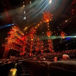 Der riesige Saal, in dem das Programm Kà von Cirque du Soleil aufgeführt wird