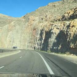 Der Freeway, der sich durch die Berge schlängelt
