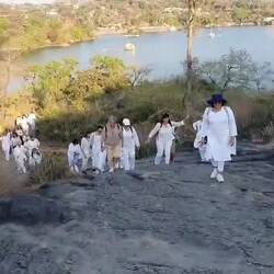 Subiendo a ver el atardecer a una super roca. Hermoso!