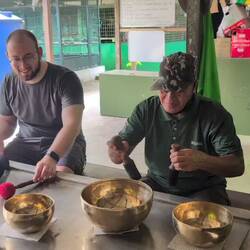 Bujang probiert die Klangschalen