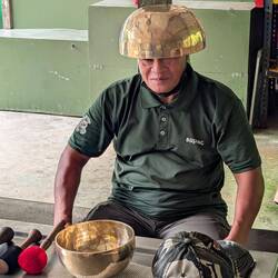 Bujang mit Klangschale