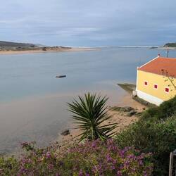 Vila Nova liegt am Fluss Mira