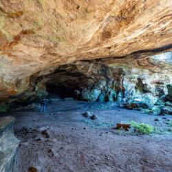Grotte unterhalb der Nuraghe