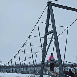 Hängebrücke auf dem Weg in die Wildnis