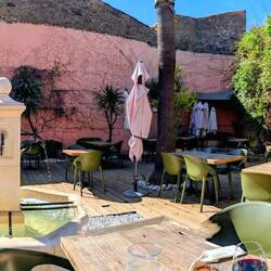 Im gemütlichen Biergarten, kurz noch das Menü übersetzen 😉