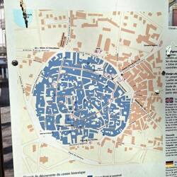 Wir sind die rote Linie durch die Altstadt von Florensac gelaufen