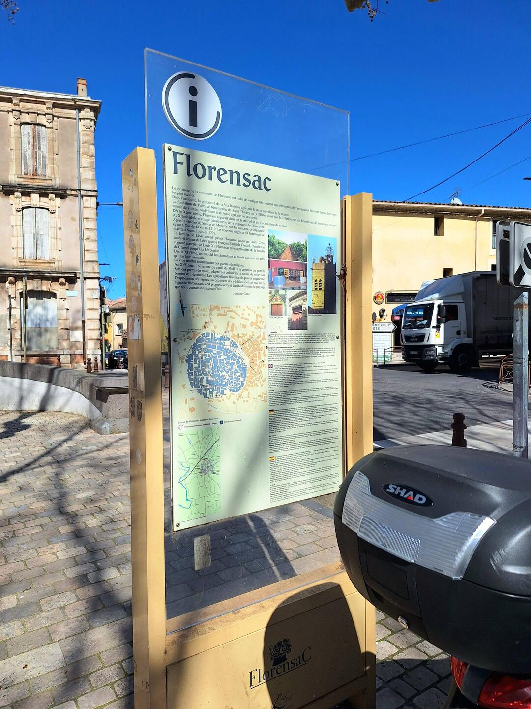 Florensac, Infos auf dem Place de la République