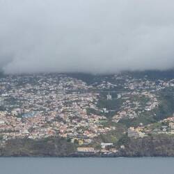 Nun hängen die Wolken in den Bergen, sollten wir später noch zu spüren bekommen