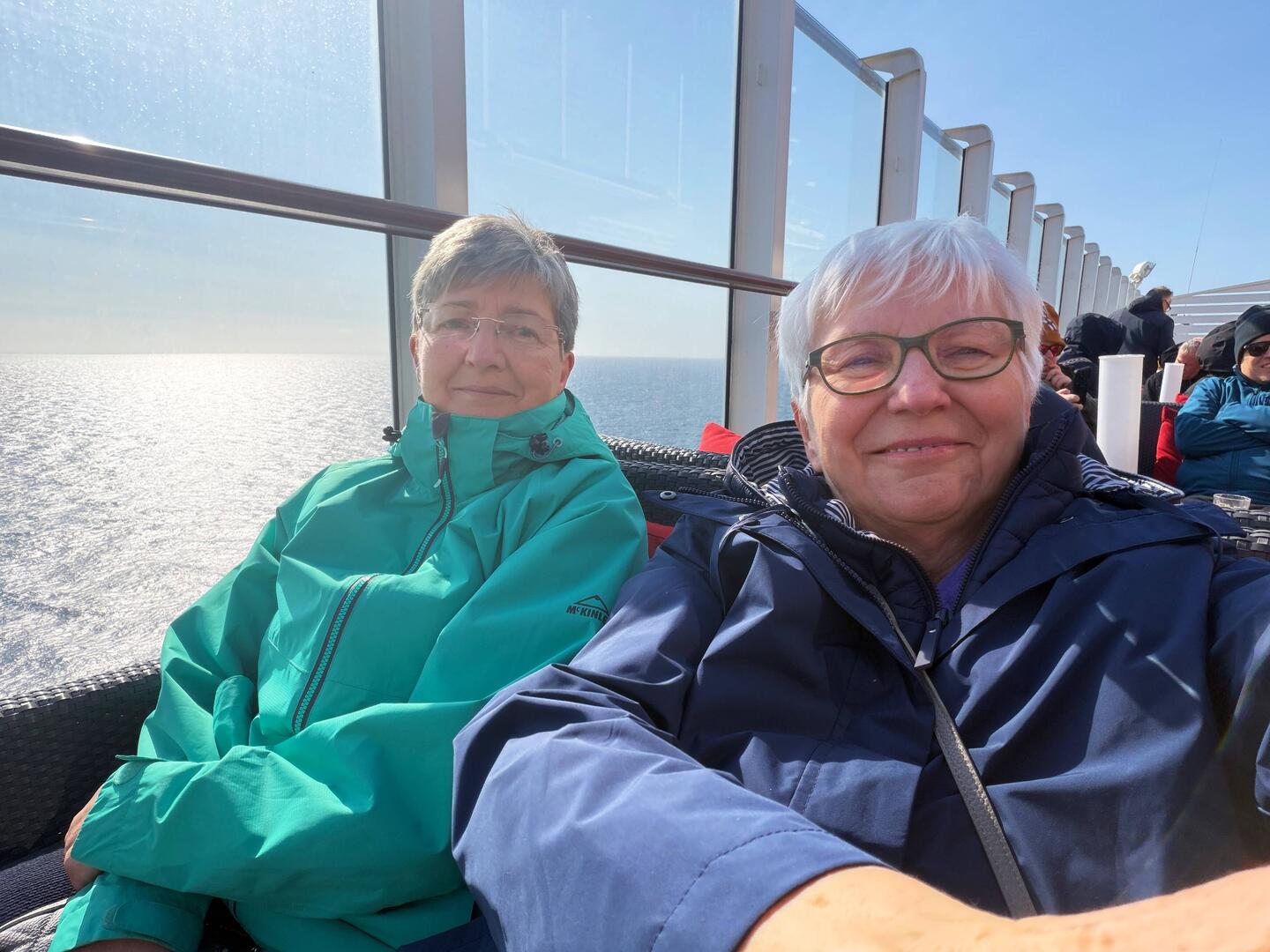 Sonne tanken auf dem Pooldeck