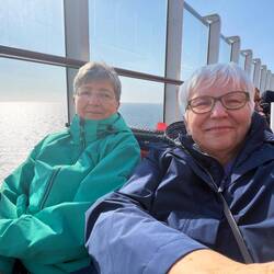 Sonne tanken auf dem Pooldeck