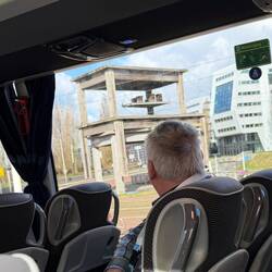 Kunstwerk Tische mit Bienenstöcken darin