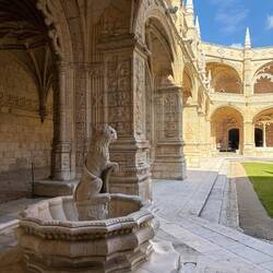 Jeronimos courtyard