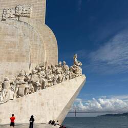 Discoveries monument. V.da Gama at the helm. The bridge looks like GG in SF!