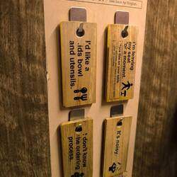 Te dejan pedir sin hablar, muy fan del "necesito utensillos y tazas para niños"