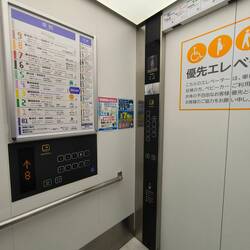 Dos edificios comunicados con pasarela, y +10 plantas