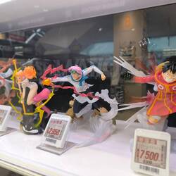 Otra planta de jugueteria y figuras