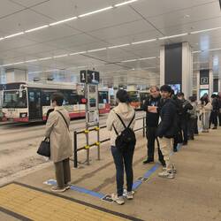 Hay una linea marcada para hacer la cola