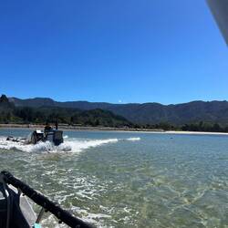 Hier werden die Boote bei Ebbe mit Traktoren ins Wasser gezogen