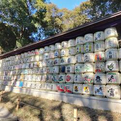 Sake-Fässer auf dem Weg zum Shinto-Schrein.