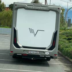 ..und vor uns parkt eine Bekannte. Sie lebt schon 4 Jahre im Mobilvetta Camper🇨🇭🚐🇬🇷