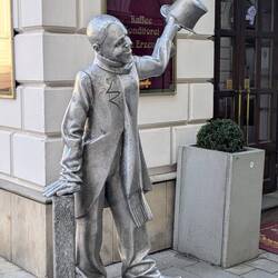 Schöner Náci - statue honoring chap who used to greet pretty women until 1960a.