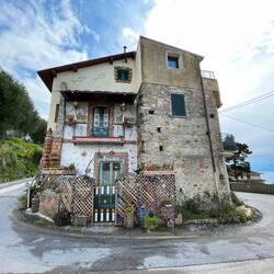 in einer Kehre steht ein merkwürdiges Haus