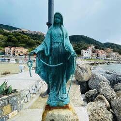 Sie macht vor Langeweile Knoten ins Seil