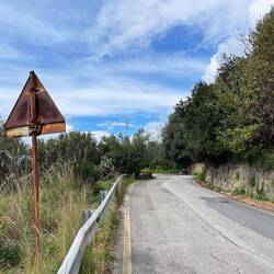 und zieht sich auf den Serpentinen hinauf