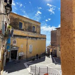 die Kirche - von außen sehr unscheinbar