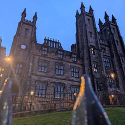 Die Tauben hier sind so groß, dass sie durch enorme Zinnen abgehalten werden müssen.