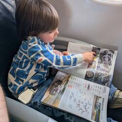 Und mit Autozeitungen begeistert man Mads eh