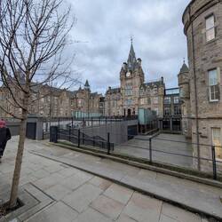 Abends läuft ein Teil unserer Gruppe in die Stadt zum Whiskytasting. Hogwarts liegt am Weg.
