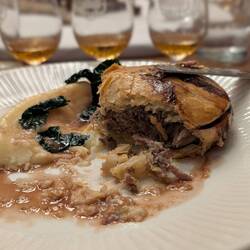 Zum Glück gibt es beim (saugeilen) Tasting einen Kuchen (Pie).