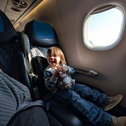 Ein bisschen unheimlich ist es ihm schon. an seinen ersten Flug erinnert er sich nicht mehr