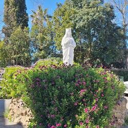 Statue neben der Kapelle